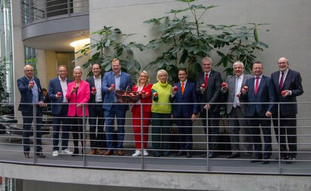 Apfelverteilaktion im Bundestag